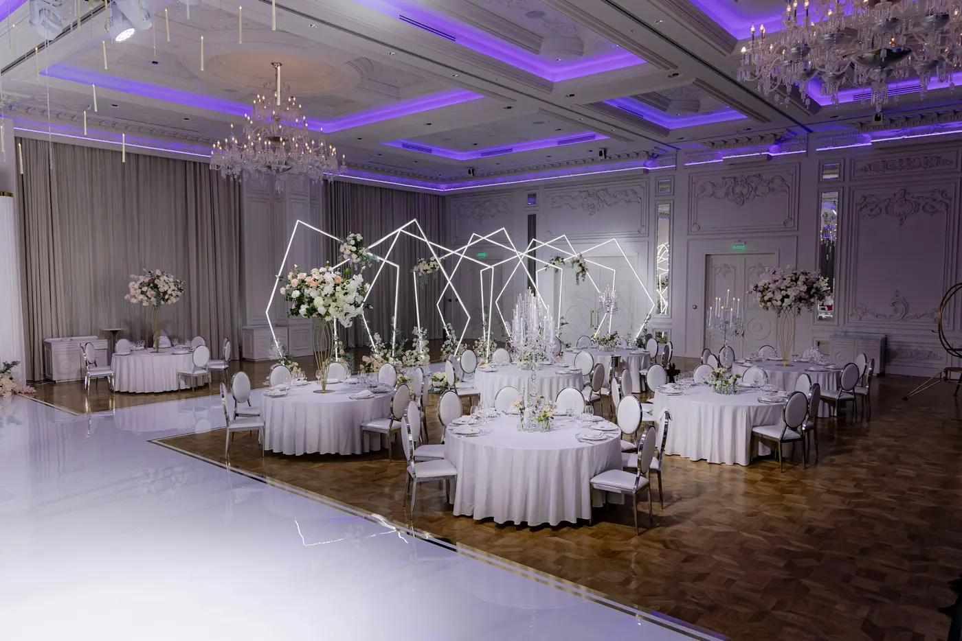 Salle dressée pour une réception de mariage élégante