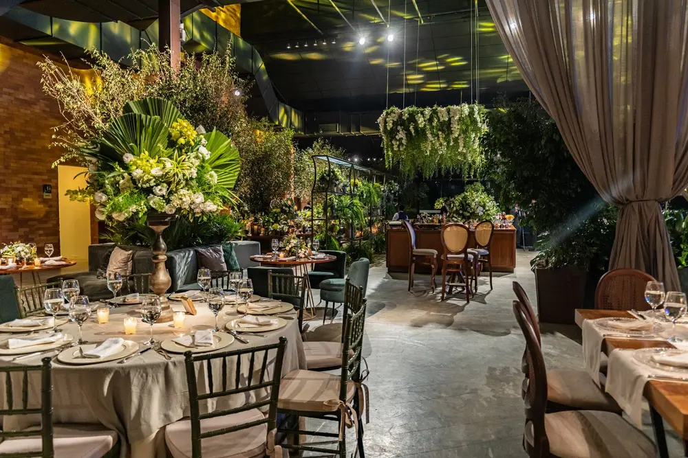Table florale préparée pour une réception familiale